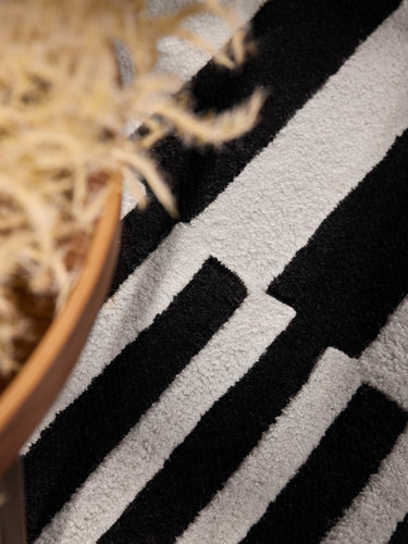 Elle Decoration - Stryve Uldtæppe - 106359 Sort