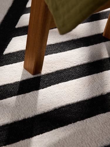 Elle Decoration - Stryve Uldtæppe - 106358 Sort