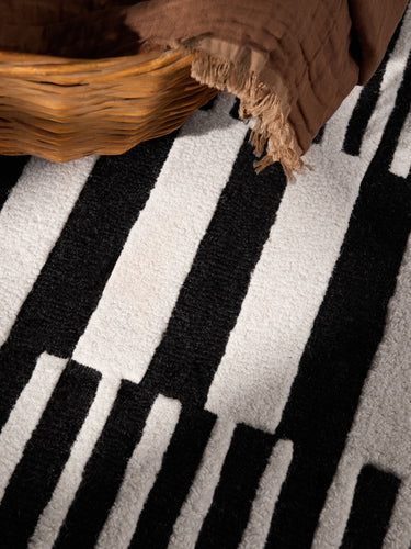 Elle Decoration - Stryve Uldtæppe - 106360 Sort
